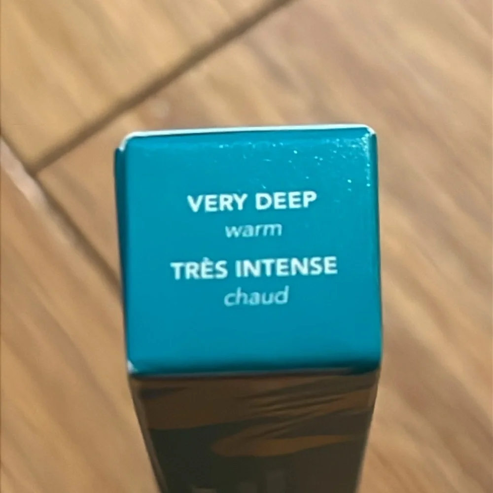 Thrive buildable blur creaseless concealer in Very Deep (warm)